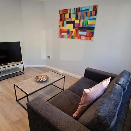 Cosy Flats Near Heathrow, Group Bookings Available With Parking Space Hounslow Exterior foto