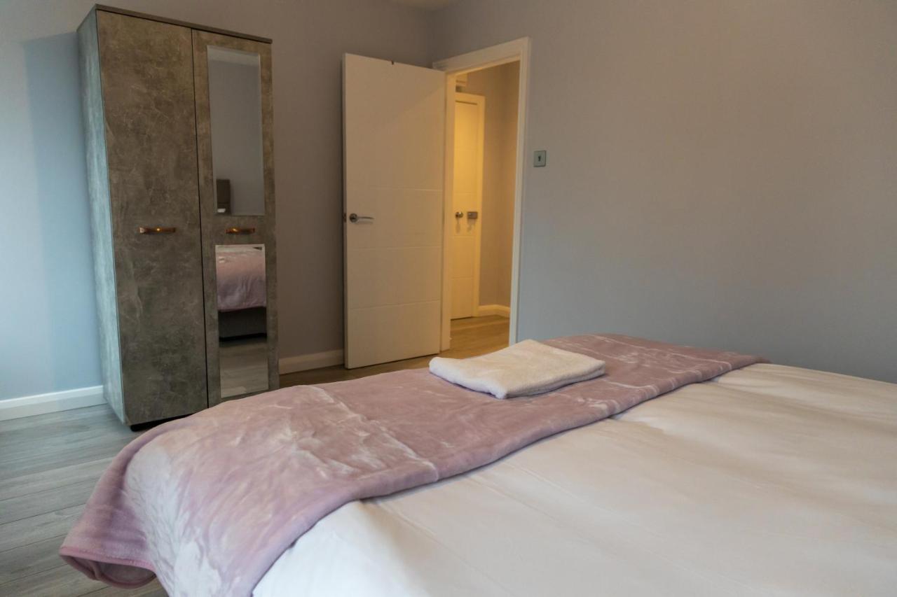 Cosy Flats Near Heathrow, Group Bookings Available With Parking Space Hounslow Exterior foto
